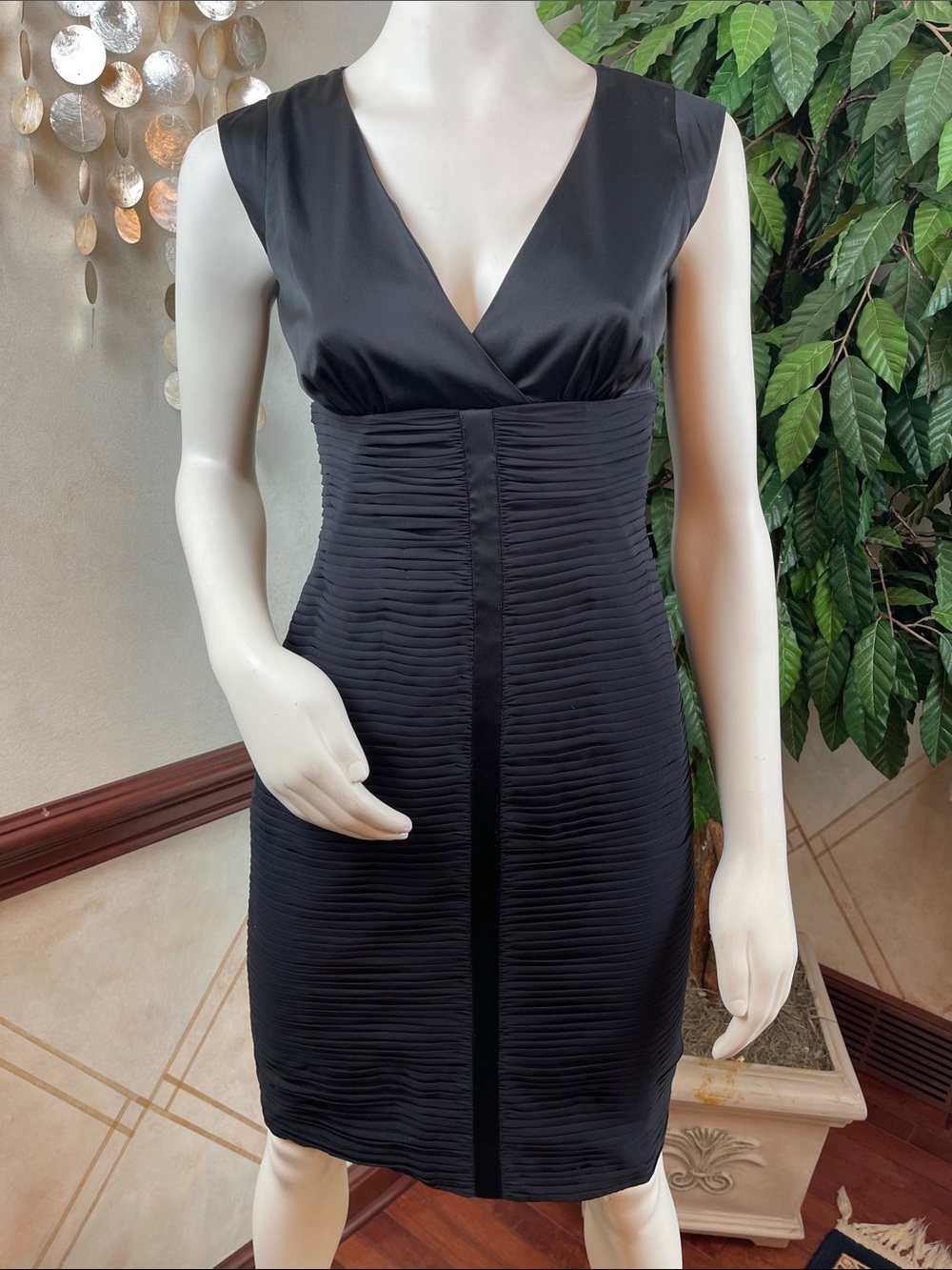ADRIANNA PAPELL ELEGANT BLACK PLEATED DRESS